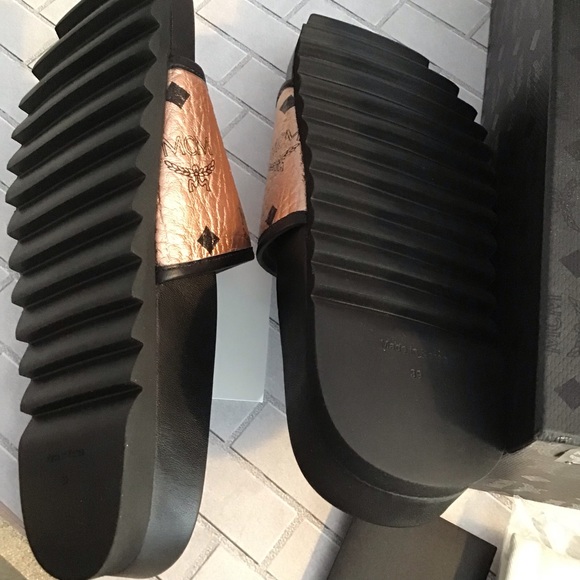 MEN'S VISETOS SLIDES | Womens slides, Luxury travel bag, Mcm